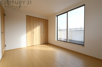 明るい色合いのフローリングとクロスを使用した洋室は家具やインテリアとも調和しやすく空間が広く感じられ開放感を生み出します。自然光を効果的に反射し、室内を明るく保つため、日中の照明使用を抑えられます。