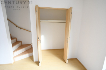 衣類やアクセサリー、小物類の収納が便利で整理整頓がしやすく、部屋の美観を保ちつつ、スペースを最大限に活用できます。衣服のしわやダメージを防ぎ、長持ちさせることができます。