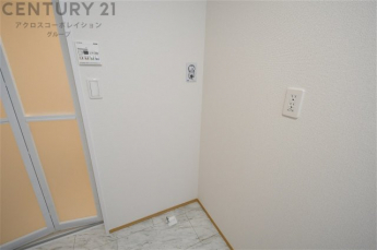 洗濯物の仕分け作業がしやすく、整理整頓が容易になります。洗濯音や湿気を他の部屋に持ち込まず、生活環境を快適に保ちます。上部を活用すれば収納スペースを確保でき洗剤や洗濯用品の整理もしやすくなります。