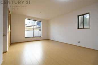 キッチン前のダイニングスペース　カウンターキッチンから料理の受け渡し等に便利です。ダイニングセットを置いても十分な広さを確保。