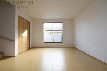 リビングダイニングは家族や友人とのコミュニケーションを楽しむ場所でくつろぎながら食事や会話を楽しめ、多目的に利用できリラックスできる空間です。家庭内の中心として機能し、快適な生活をサポートします。