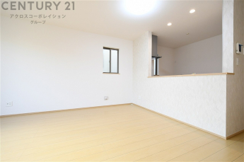 キッチン前のダイニングスペース　カウンターキッチンから料理の受け渡し等に便利です。ダイニングセットを置いても十分な広さを確保。