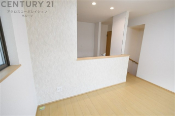 キッチン前のダイニングスペース　カウンターキッチンから料理の受け渡し等に便利です。ダイニングセットを置いても十分な広さを確保。