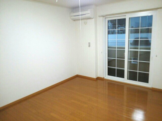 明るい色調の室内です
