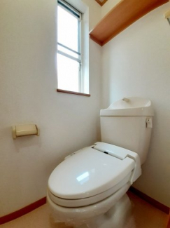 落ち着いた色調のトイレです