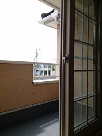 暖かな日差しのふりそそぐバルコニー