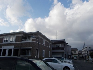暖かな日差しのふりそそぐバルコニー
