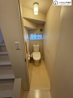 換気にも配慮した窓付きのトイレスペースとなっています。