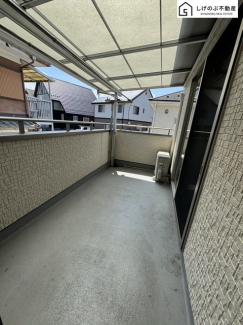 青い空が広がる開放的なバルコニー。日差しを遮るものがないので、育ち盛りのお子様のお洗濯ものが多くてもたっぷり気持ちよくお洗濯して頂けます。