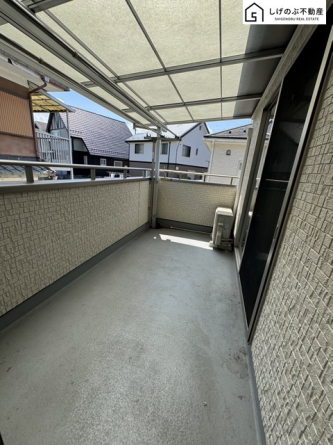 青い空が広がる開放的なバルコニー。日差しを遮るものがないので、育ち盛りのお子様のお洗濯ものが多くてもたっぷり気持ちよくお洗濯して頂けます。