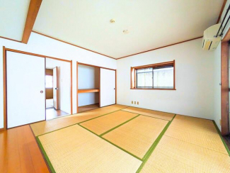 壁に収納スペースがあり、布団や季節の衣類などをしっかりしまえ