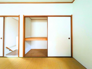 奥行きのある押入れは、上段・下段に分かれており、使い勝手も良