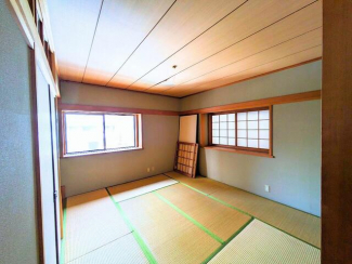 伝統的な趣が感じられる和室。畳の香りが心地よく、落ち着いた空