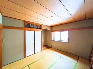 天井や柱の木の質感がやさしく、和の落ち着きが感じられる空間で