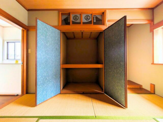 開き戸式の押入れが備えられた和室。ふすまの内側には中棚があり
