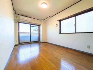 室内はナチュラルな木目フローリング仕上げ。温かみのある雰囲気