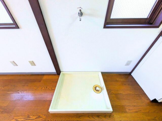 室内洗濯機置場ありで天候を気にせずお洗濯可能。すぐそばに窓も