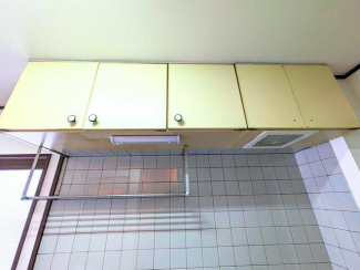 キッチンには吊戸棚が設置されており、調味料や食器類などを効率