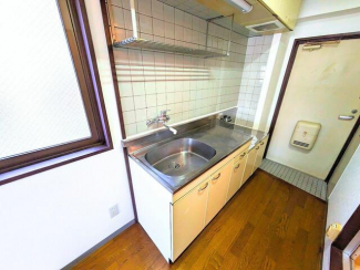 キッチン横には窓があり、自然光が入りやすく換気もしやすい造り