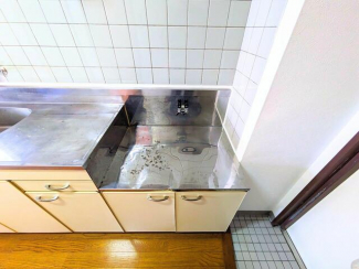 コンパクトなコンロ置場です。調理台としても使え、幅が広がりま