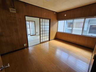 窓の大きいダイニングキッチンです