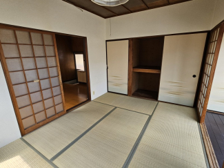 壁一面の押入れです