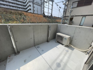 落ち着いた時間を過ごせるバルコニーです