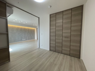 明るい色調の室内です