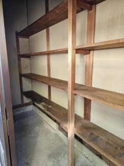 建物裏の物置です