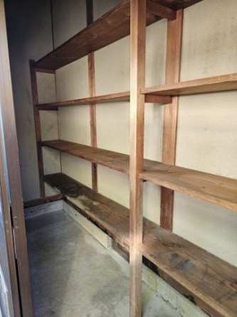 建物裏の物置です
