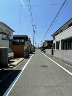 東側から前面道路を含めて撮影した写真です
