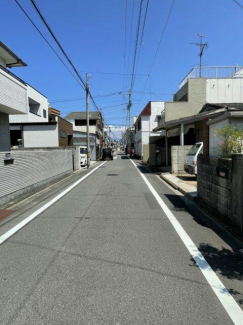 西側から前面道路を含めて撮影した写真です