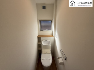 1、2階共に窓付きのトイレスペース。採光もあり明るく、快適空間となっております。毎日使う場所だからこその配慮です。