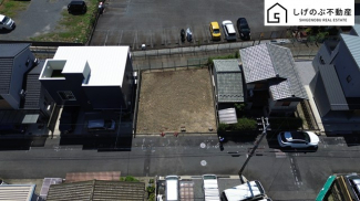 約35坪
平坦・更地
前面道路の幅員6ｍ！
南側に広いスペースがあるため日当たり良好♪