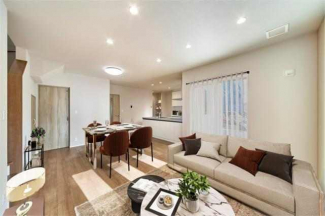 光あふれる１８．９帖のナチュラル空間。リビング階段と対面キッ