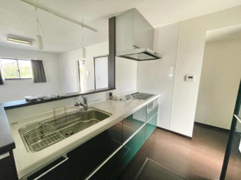 濃い緑色がアクセントになっています