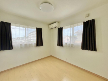 2階のお部屋♪光が入ってきて明るいです