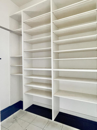 玄関収納たっぷりと靴などが収納可能