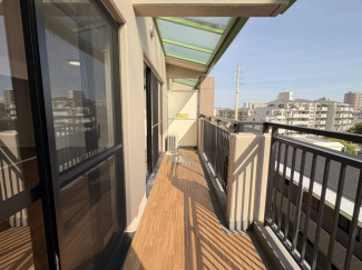 バルコニーからの眺めを楽しみながら食事をしませんか