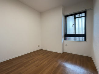 コンパクトで使いやすい洋室です