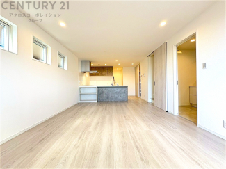 リビングダイニングは家族や友人とのコミュニケーションを楽しむ場所でくつろぎながら食事や会話を楽しめ、多目的に利用できリラックスできる空間です。家庭内の中心として機能し、快適な生活をサポートします。