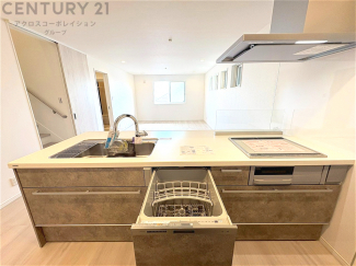 シンプルなデザインと使いやすさを兼ね備えた対面式システムキッチンは、効率的な作業スペースを提供し、家族やゲストとのコミュニケーションを促進します。