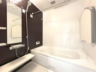 ユニットバスは省スペースでありながら、シンプルな設計と使いやすさを備え、簡便なメンテナンスが可能です。またミラー・小物置き場もあり便利です。