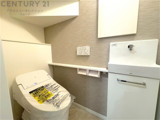 温水洗浄便座付トイレは温水洗浄機能により、暖かい水でおしりを洗浄することができ、冷たい水を使う従来の便座に比べ、温水洗浄機能で暖かいトイレを提供し、快適な使用を可能にします。