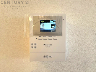 訪問者が来たときにテレビ画面で確認できるため、安心してドアを開けられます。録画機能があるものもあり、留守中に来訪者を記録しておくことができます。利便性が高く、セキュリティ面でも安心です