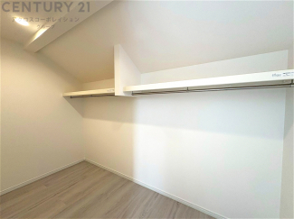 収納力が高く洋服や小物を整理しやすく、更衣室のように使え、部屋がすっきり保てます。収納の配置を自由に調整でき、換気性が良く防湿・防虫対策も可能。快適で機能的な生活空間を実現できます♪