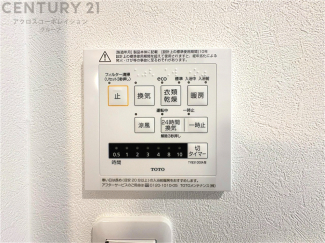 常に新鮮な空気を室内に供給し、室内の換気を効果的に行います。湿気やニオイ等を排出し、健康な環境を維持。快適な室内温度と湿度を調整し、エネルギー効率も向上。居住空間の快適性と健康面の改善が期待できます。
