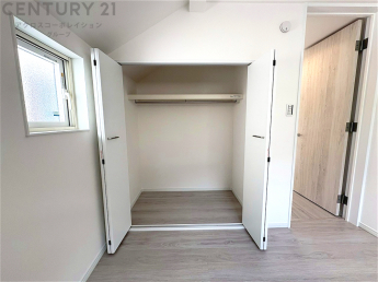 衣類やアクセサリー、小物類の収納が便利で整理整頓がしやすく、部屋の美観を保ちつつ、スペースを最大限に活用できます。衣服のしわやダメージを防ぎ、長持ちさせることができます。