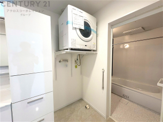 洗濯物の仕分け作業がしやすく、整理整頓が容易になります。洗濯音や湿気を他の部屋に持ち込まず、生活環境を快適に保ちます。上部を活用すれば収納スペースを確保でき洗剤や洗濯用品の整理もしやすくなります。