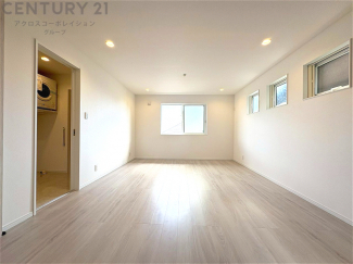 キッチン前のダイニングスペース　カウンターキッチンから料理の受け渡し等に便利です。ダイニングセットを置いても十分な広さを確保。